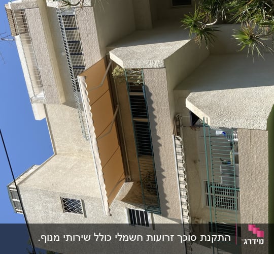 מרקיזות כתומות על מרפסת בניין
